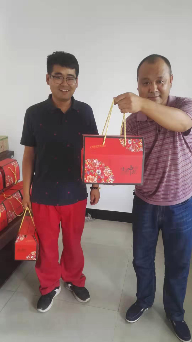 情滿月圓在中秋，心系員工送關(guān)懷--隆峰集團(tuán)迎中秋.慶國(guó)慶慰問員工集體活動(dòng)！(圖2)