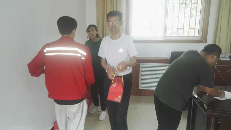 情滿月圓在中秋，心系員工送關(guān)懷--隆峰集團(tuán)迎中秋.慶國(guó)慶慰問員工集體活動(dòng)！(圖14)