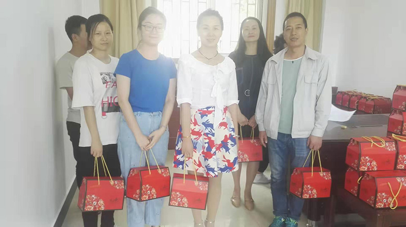 情滿月圓在中秋，心系員工送關(guān)懷--隆峰集團(tuán)迎中秋.慶國慶慰問員工集體活動！