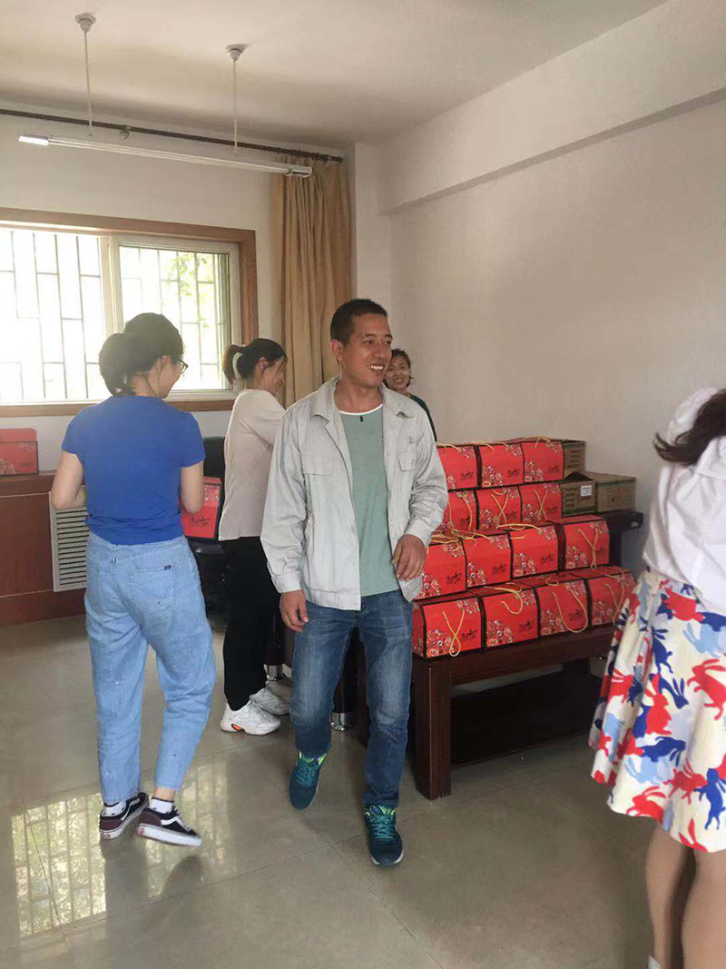 情滿月圓在中秋，心系員工送關(guān)懷--隆峰集團(tuán)迎中秋.慶國(guó)慶慰問員工集體活動(dòng)！(圖3)