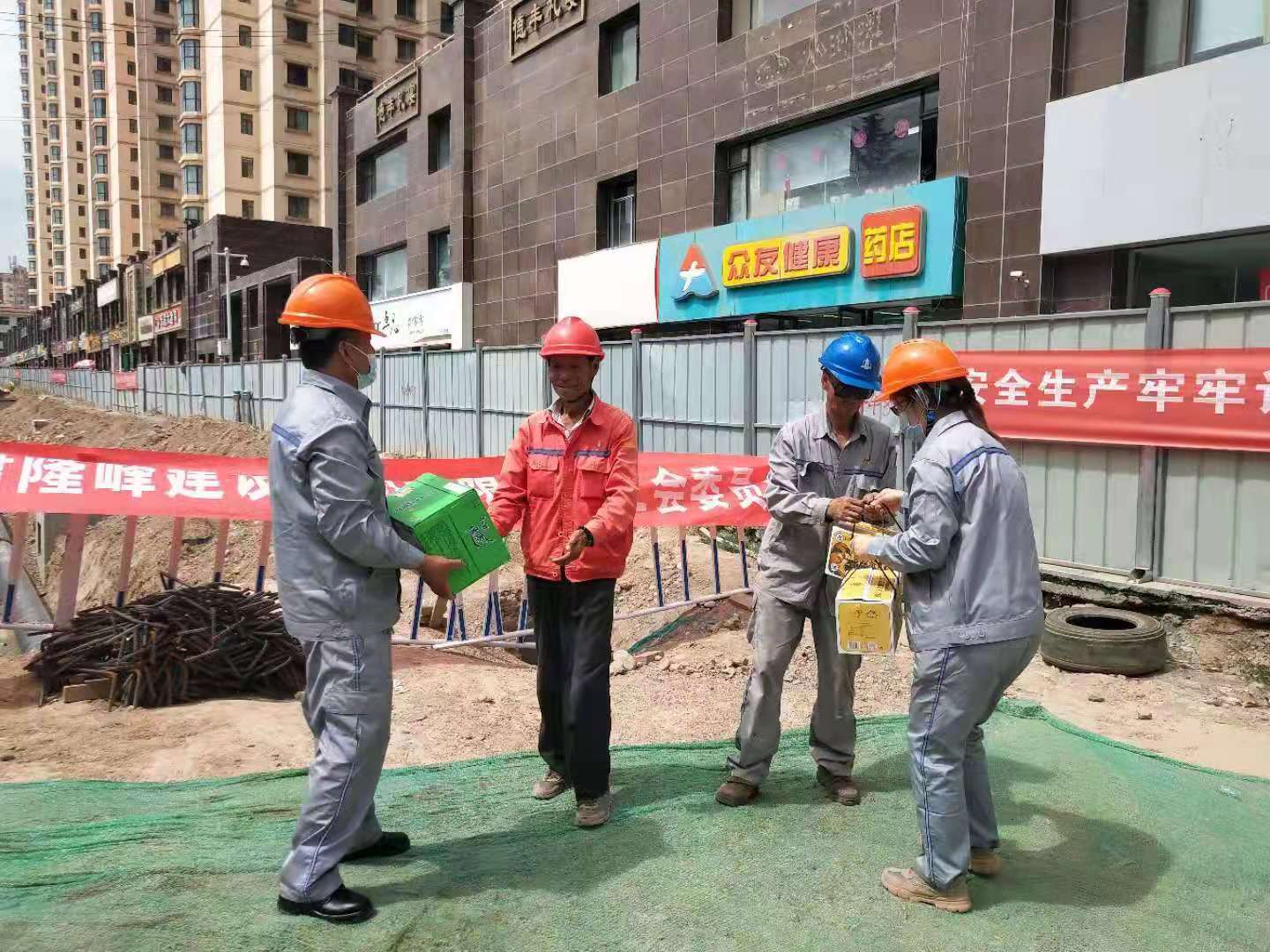 工會發(fā)福利 溫暖職工心—隆峰集團(tuán)工會為員工夏季送清涼